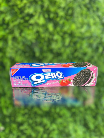 Oreo Strawberry Sandwich Cookie (Korea)