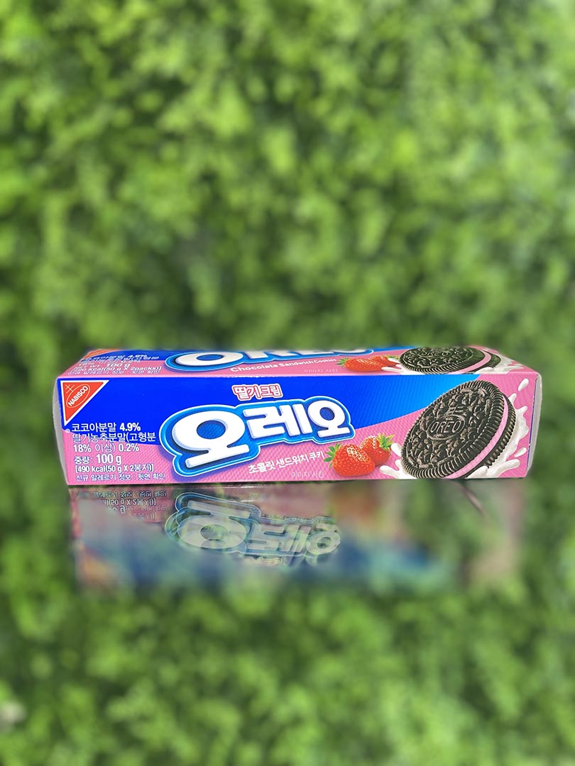 Oreo Strawberry Sandwich Cookie (Korea)